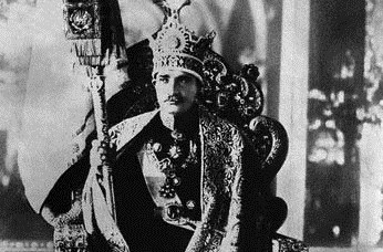 چهارم اردیبهشت سال ۱۳۰۵ خورشیدی رضاشاه در کاخ گلستان تهران تاج‌گذاری کرد.